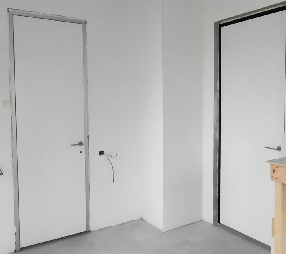 Две скрытые двери Invisible-59 2300 мм — в кромке матовый хром и в чёрной кромке — в одной комнате